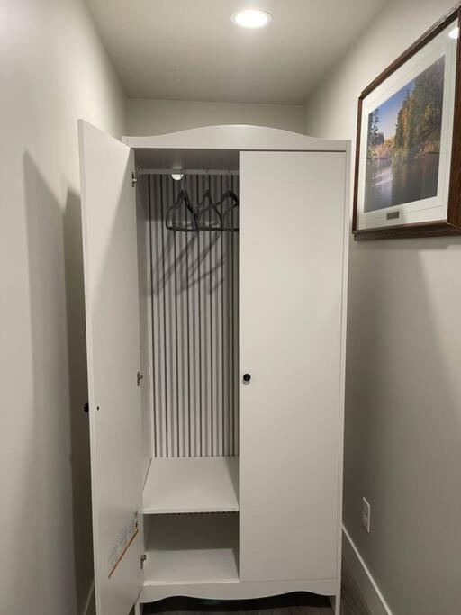 Exotic Basement Apartment, Fully Furnished Прово Екстериор снимка